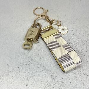 Louis Vuitton Lock & Key #307 with a Damier Canvas Loop Keychain – Floral Charm